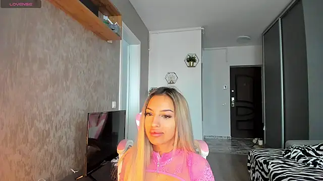 Snapshot of Anya_Belle chatting on November 20, 8:47 am Anya Belle online show from November 20, 8:47 am