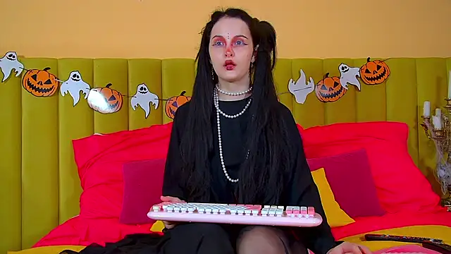 MollyMillsen online show from October 29, 6:20 pm