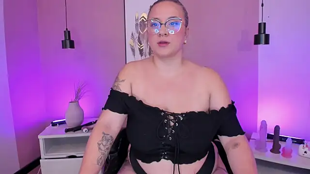 hollie joliie online show from October 2, 8:10 am