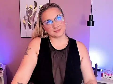 hollie joliie online show from October 7, 12:02 pm