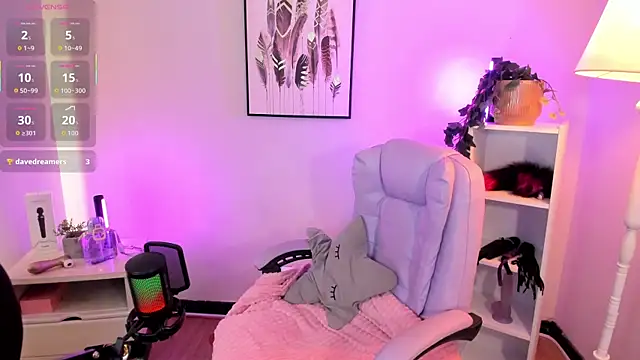 hollie joliie online show from April 16, 12:06 pm