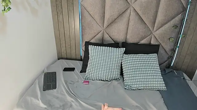 AAronBaker  online show from October 11, 7:45 pm