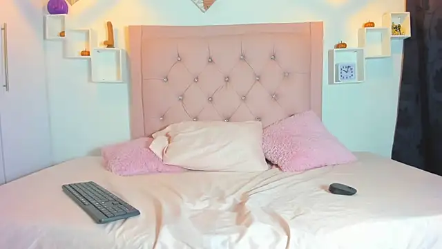 Mia Suarezzz online show from October 17, 12:25 am