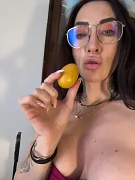 nikkaanderic online show from March 30, 3:35 pm