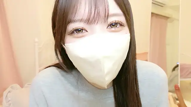 Snapshot of roachan_ chatting on February 23, 1:30 pm roachan online show from February 23, 1:30 pm