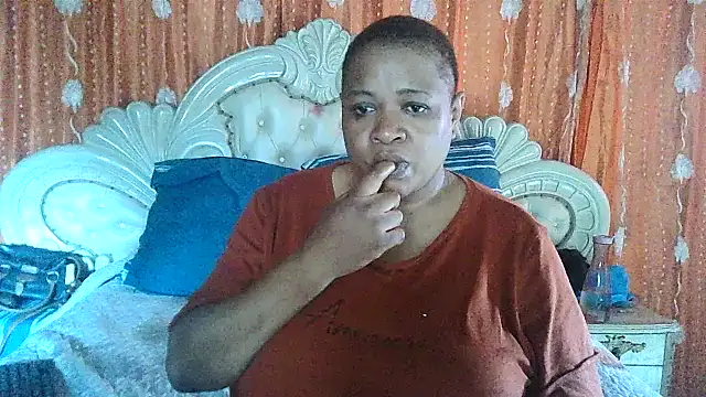 BUSTY QUEEEN online show from October 18, 12:39 pm