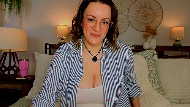 Snapshot of BigBoobsMcGee chatting on March 25, 6:03 pm BigBoobsMcGee online show from March 25, 6:03 pm