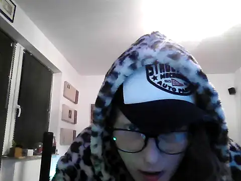 Snapshot of hellgirl1980 chatting on October 10, 1:59 am hellgirl1980 online show from October 10, 1:59 am