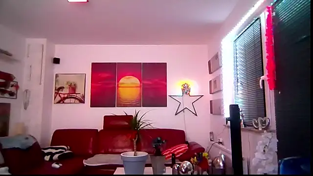 hellgirl1980 online show from May 2, 11:43 pm