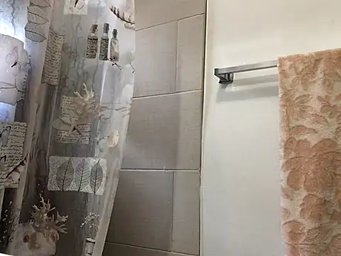 littyleesh1 online show from October 3, 2:47 pm