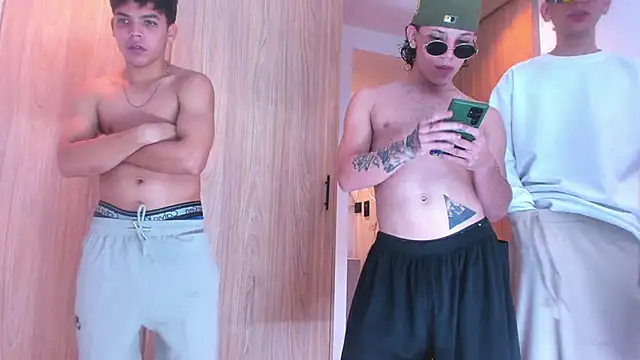 Snapshot of Latin_White_Boys chatting on September 28, 4:07 am Latin White Boys online show from September 28, 4:07 am