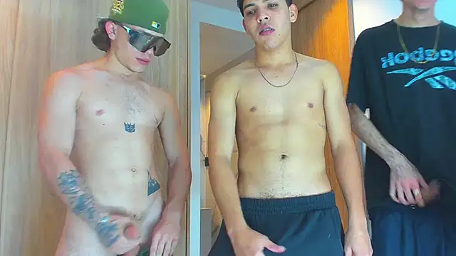 Snapshot of Latin_White_Boys chatting on October 4, 5:16 am Latin White Boys online show from October 4, 5:16 am