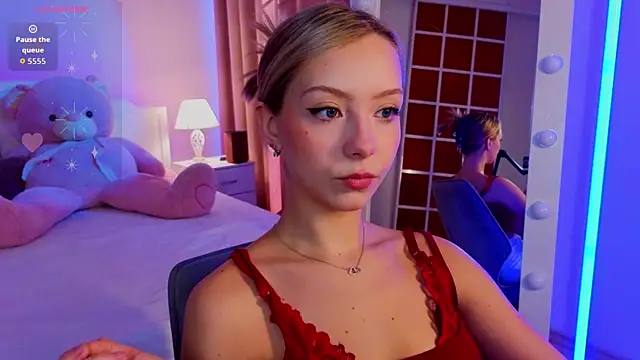 LumMina online show from April 15, 3:13 am