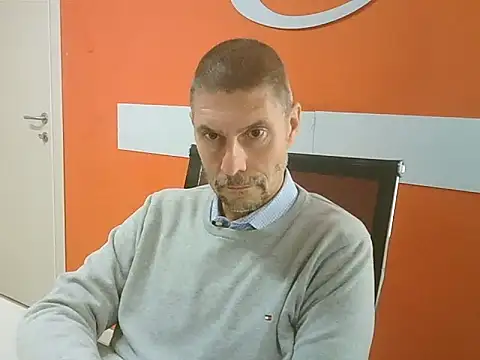 Snapshot of max79ve31 chatting on October 9, 11:19 am max79ve31 online show from October 9, 11:19 am