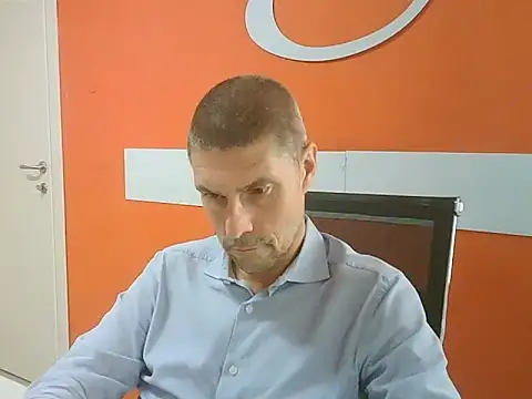 Snapshot of max79ve31 chatting on October 13, 11:54 am max79ve31 online show from October 13, 11:54 am