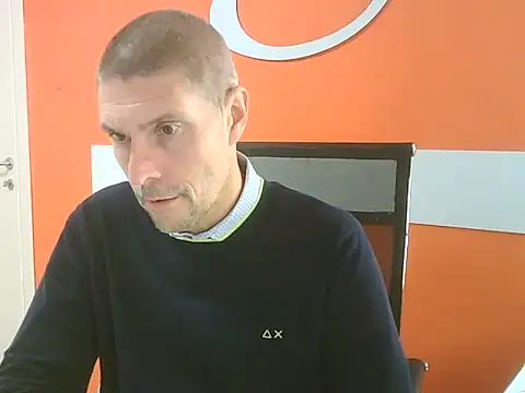 Snapshot of max79ve31 chatting on October 22, 11:32 am max79ve31 online show from October 22, 11:32 am