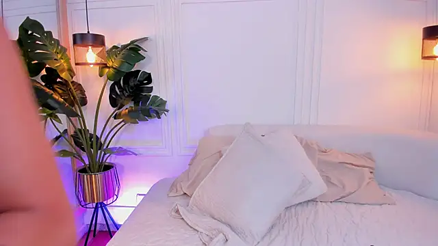 Dafne Hillss online show from October 28, 12:30 pm