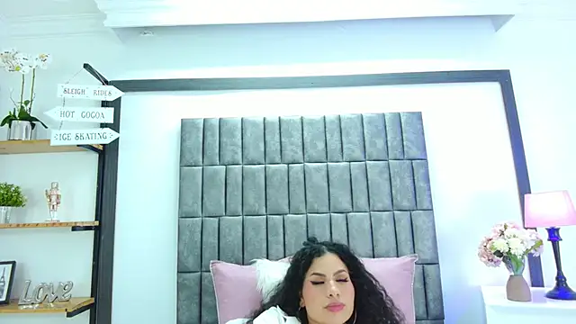 Skyler Fox  online show from January 14, 8:25 pm