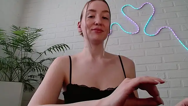 WhitePrincessLuna online show from March 10, 1:05 pm