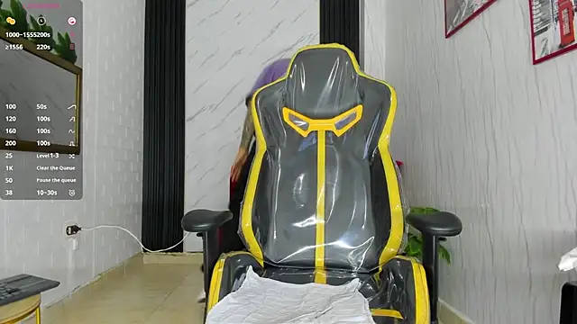 Snapshot of xKevyn chatting on October 21, 12:28 pm xKevyn online show from October 21, 12:28 pm