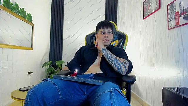 Snapshot of xKevyn chatting on October 24, 12:23 pm xKevyn online show from October 24, 12:23 pm