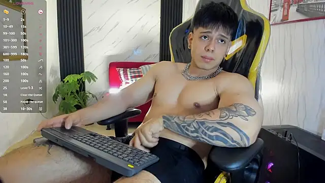 Snapshot of xKevyn chatting on November 8, 12:27 pm xKevyn online show from November 8, 12:27 pm