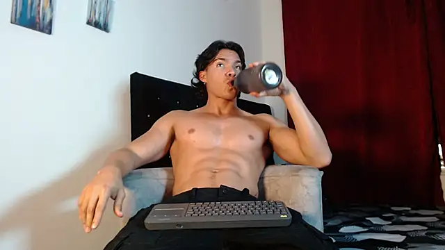 adriel escalante online show from December 5, 3:15 am