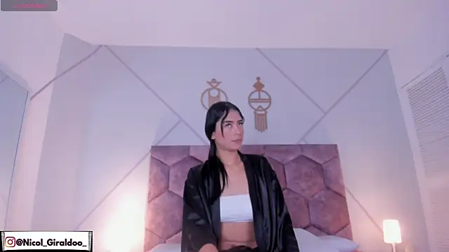 nicol giraldoo online show from April 9, 4:01 am