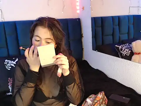 nikolle huyt online show from September 30, 9:09 pm