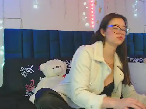 nikolle huyt online show from October 1, 9:15 am