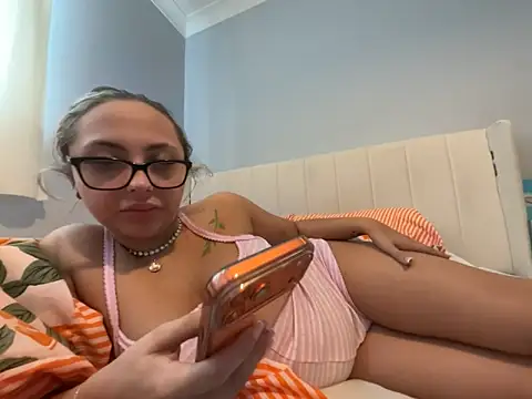 petitelucyXoxx online show from May 7, 9:14 am