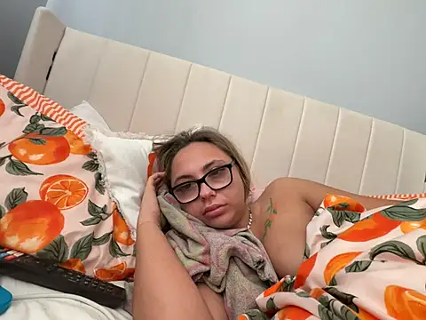 petitelucyXoxx online show from May 9, 7:35 am