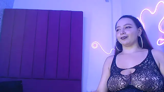 Snapshot of Mia2xsmith chatting on June 18, 8:47 am Mia2xsmith online show from June 18, 8:47 am