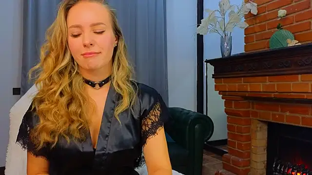 Snapshot of Hloya_Mei chatting on October 15, 1:06 am Hloya Mei online show from October 15, 1:06 am