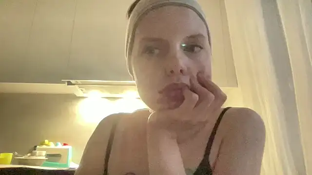 Snapshot of Rayonaa chatting on July 2, 7:42 pm Rayonaa online show from July 2, 7:42 pm