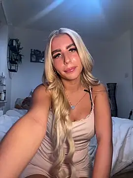 Snapshot of BlondeBetty chatting on September 10, 6:41 pm BlondeBetty online show from September 10, 6:41 pm