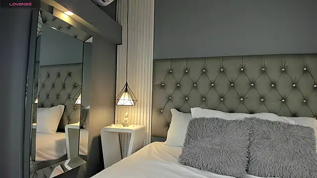 LunaBloomn online show from November 19, 5:02 pm