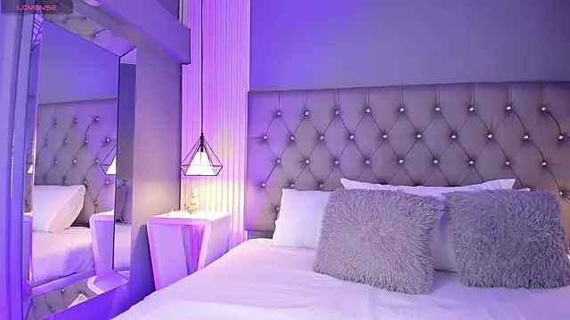 LunaBloomn online show from December 17, 4:57 pm