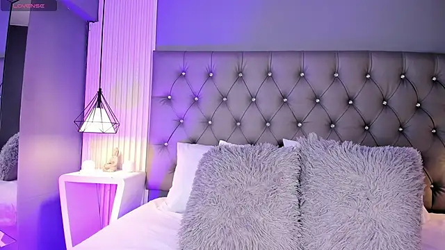 LunaBloomn online show from February 10, 5:06 pm