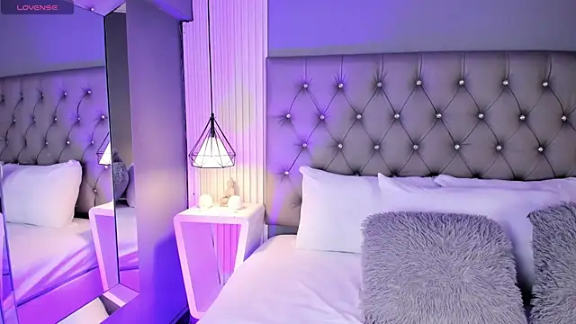 LunaBloomn online show from February 13, 5:09 pm