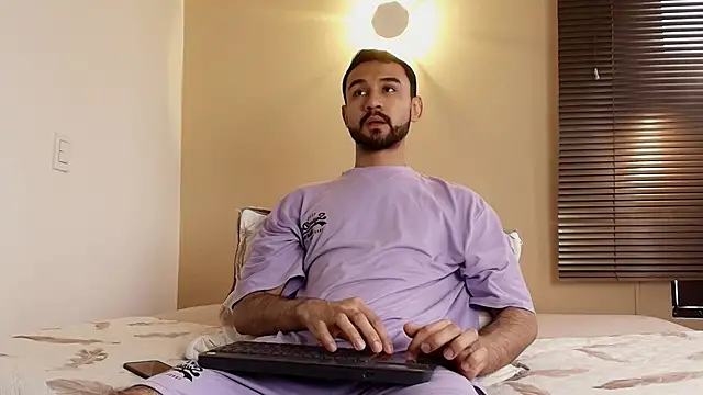 Snapshot of Axel_Moon_S chatting on November 7, 8:42 pm Axel Moon S online show from November 7, 8:42 pm