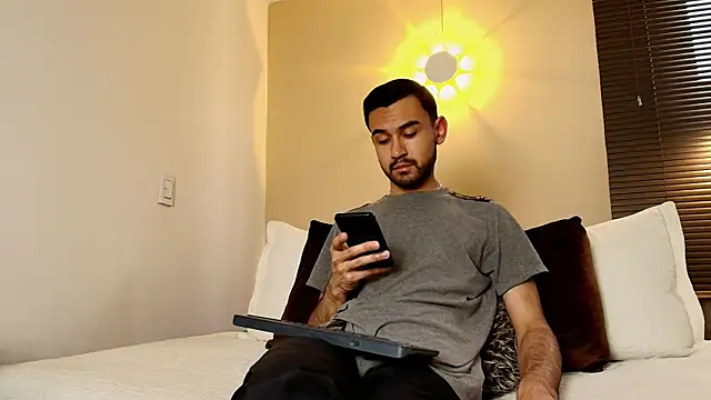 Snapshot of Axel_Moon_S chatting on November 29, 8:34 pm Axel Moon S online show from November 29, 8:34 pm