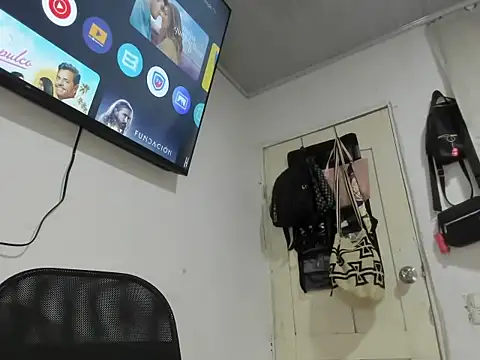 Snapshot of La-morena-hot chatting on September 29, 2:16 am La-morena-hot online show from September 29, 2:16 am
