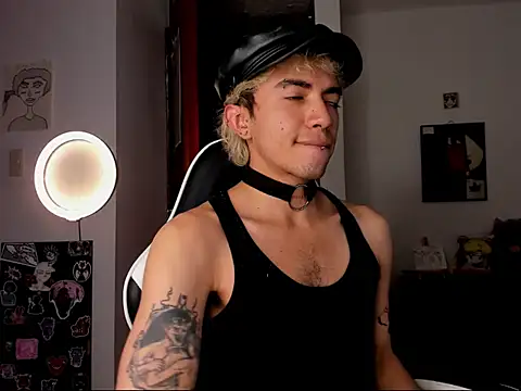 Snapshot of guynextdo0r chatting on October 10, 6:29 pm guynextdo0r online show from October 10, 6:29 pm