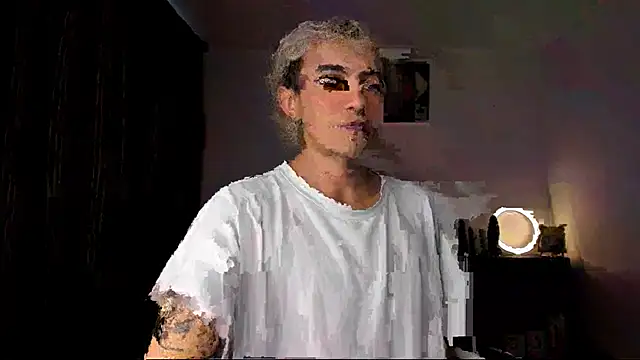 Snapshot of guynextdo0r chatting on October 16, 6:53 pm guynextdo0r online show from October 16, 6:53 pm