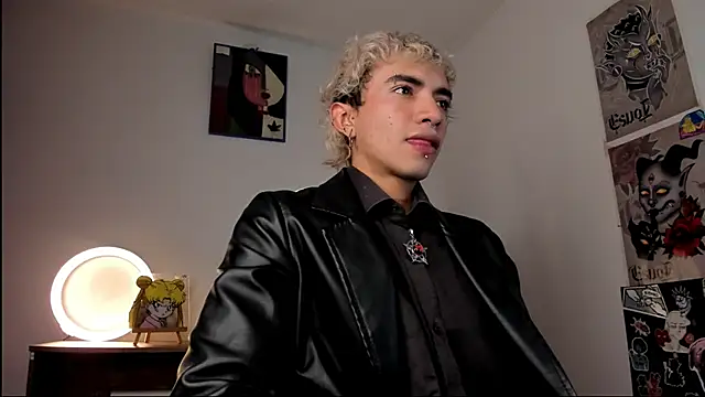 Snapshot of guynextdo0r chatting on October 24, 8:49 pm guynextdo0r online show from October 24, 8:49 pm