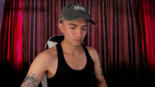 Snapshot of guynextdo0r chatting on November 6, 8:10 pm guynextdo0r online show from November 6, 8:10 pm