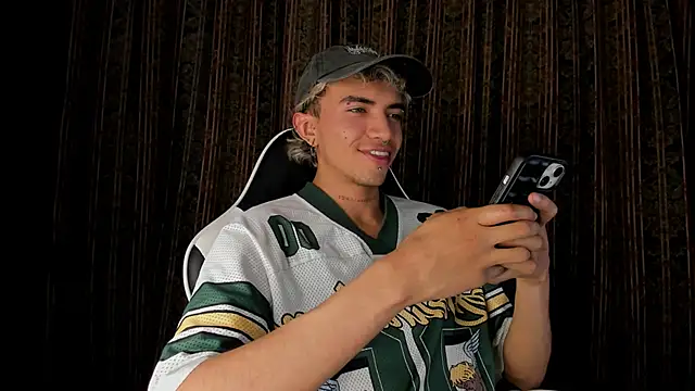 Snapshot of guynextdo0r chatting on November 27, 11:29 pm guynextdo0r online show from November 27, 11:29 pm