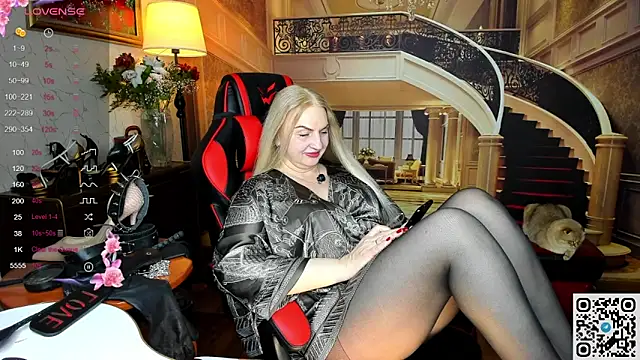 Nina Devillle online show from March 11, 11:11 pm