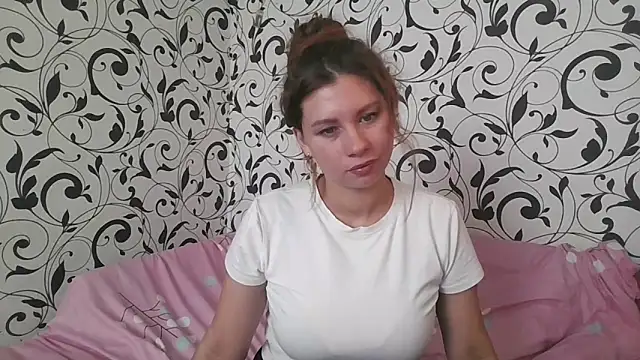 Snapshot of YourEmilie chatting on October 8, 8:01 am YourEmilie online show from October 8, 8:01 am